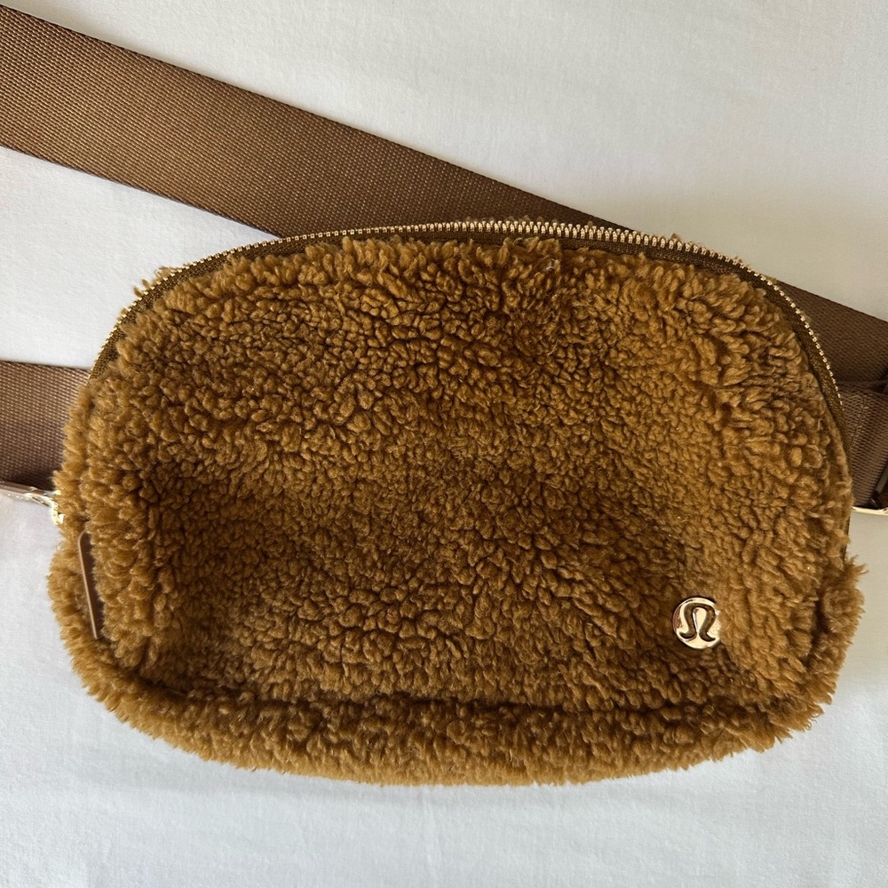 Lululemon Everywhere Belt Bag 1L Fleece
Burnt Caramel Brown. Great condition